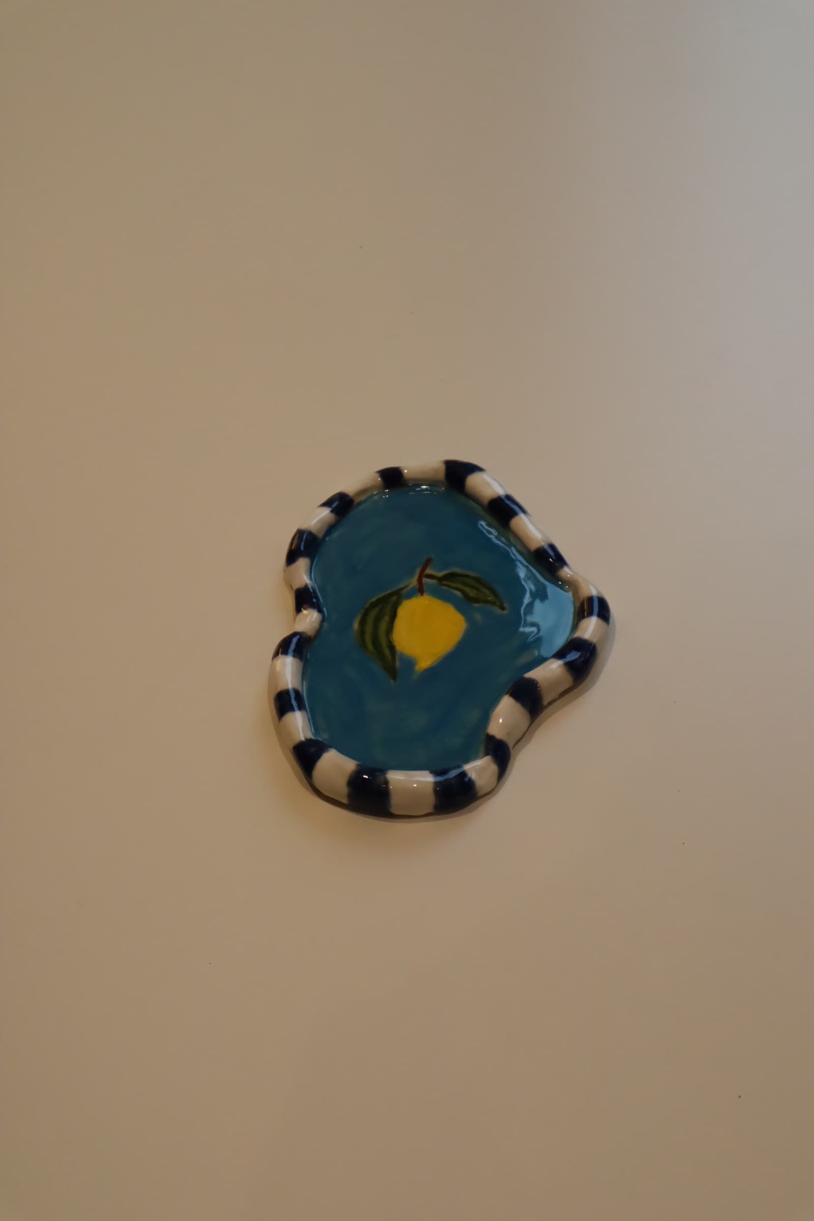 tasse à cœurs arc-en-ciel + bibelot citron piscine, made by Aurelie Prak